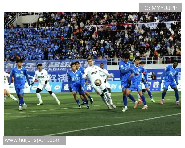 他热爱足球运动的激情与坚持展现了青春活力与团队精神